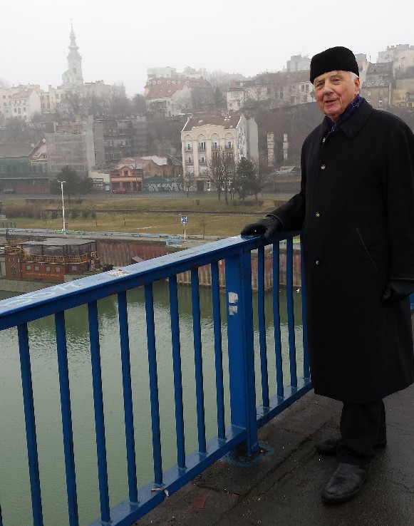 Nikolaus Wyrwoll in Belgrad, Brücke über die Sava, im Hintergrund der Kirchturm der Kathedrale des Serbischen Patriarchates