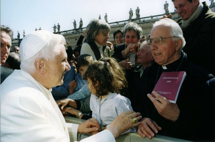 Übergabe von Orthodoxia 2006 an Papst Benedikt
