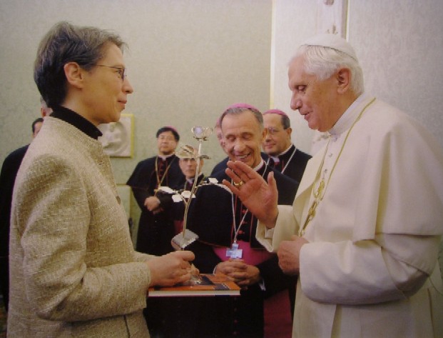 Papst Benedikt segnet die silberne Rose für Patriarch Mesrob