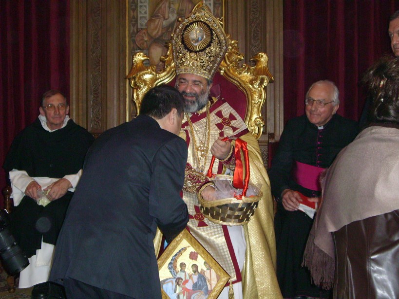 Patriarch Mesrob verteilt an Ostern 2007 Ostereier an die Gläubigen