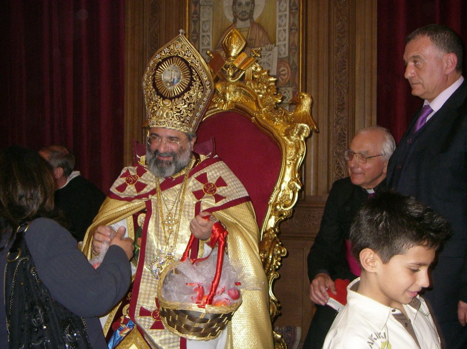 Patriarch Mesrob verteilt an Ostern 2007 Ostereier an die Gläubigen